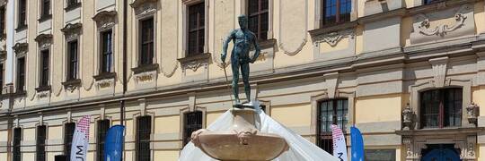 Dzień po otwarciu Szermierz nie ma już szpady. Sprawca będzie tłumaczył się na Trzemeskiej