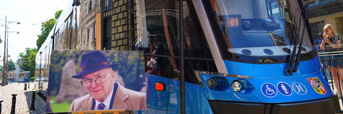 Kolejny wrocławski tramwaj ma patrona. Numer też jest symboliczny [ZDJĘCIA]