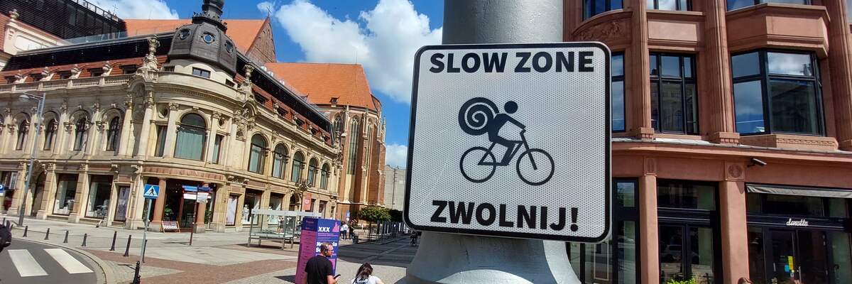 Rowerzysto, tutaj musisz być ślimakiem! Wrocław wprowadza strefy „slow zone”