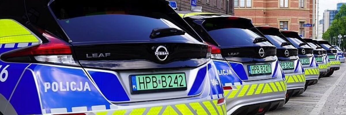 Dolnośląska policja dostała nowe radiowozy. To „elektryki” w nowym malowaniu [ZDJĘCIA]
