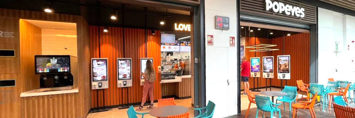 Otwarcie Popeys we Wrocławiu. Zajrzyj do kuchni amerykańskiej restauracji [ZDJĘCIA]