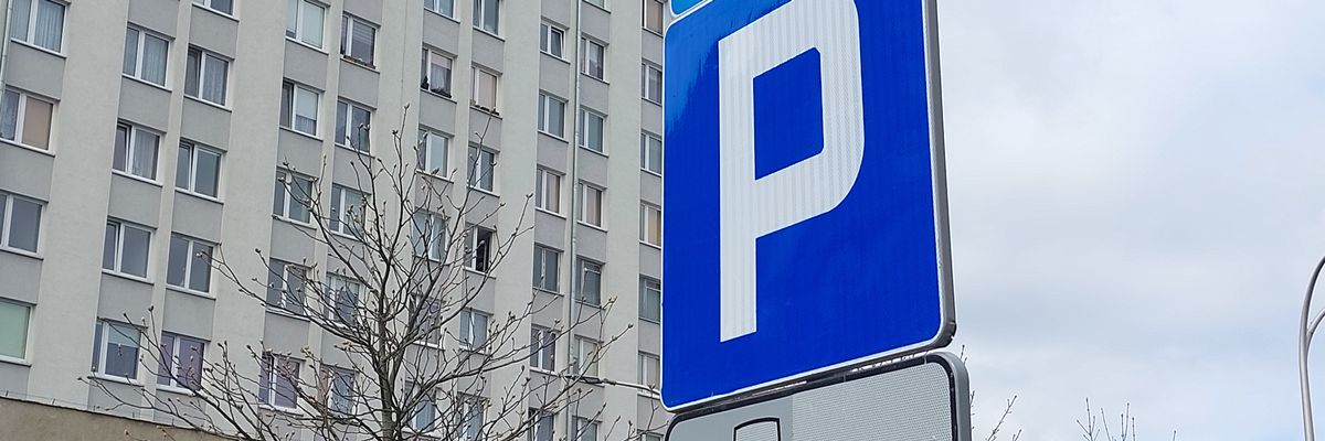 Wrocław: Miasto stawia kolejne słupki, zakazy parkowania i parkomaty. Gdzie w tym tygodniu?