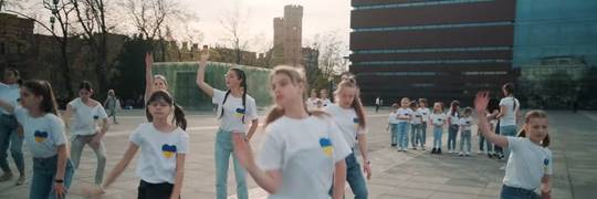 Ukraińskie dzieci zatańczyły we Wrocławiu. To wsparcie dla armii ukraińskiej [ZOBACZ]