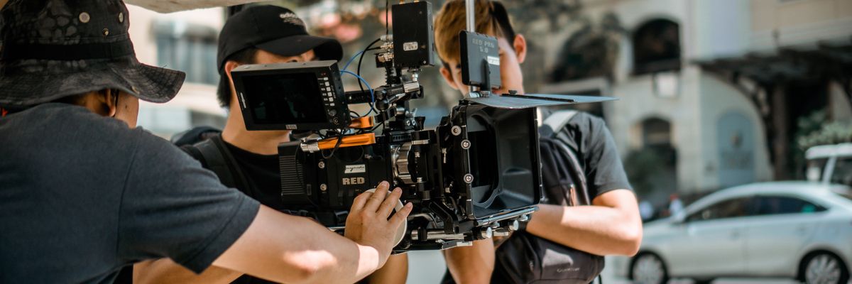 W centrum Wrocławia znów kręcą film. Utrudnienia na dwóch ulicach i placu