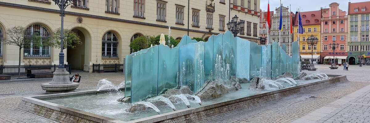 Wrocławianie nie kąpcie się w fontannach! Urzędnicy przestrzegają przed takim pomysłem na ochłodę