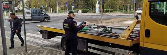 Wrocław: Straż miejska „odholowała” źle zaparkowane hulajnogi. Kto za to zapłaci?