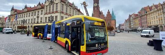 Wrocław ma już pierwszy „stały” autobus elektryczny. Będzie ładował się na pętli [ZDJĘCIA, WIDEO]