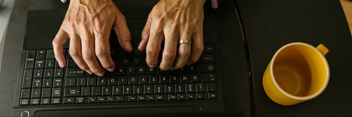 80-latek z Wrocławia ofiarą cyberoszustów. Był przekonany, że wspiera Orlen