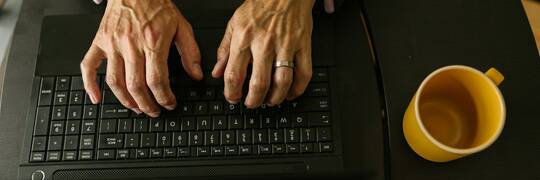 80-latek z Wrocławia ofiarą cyberoszustów. Był przekonany, że wspiera Orlen