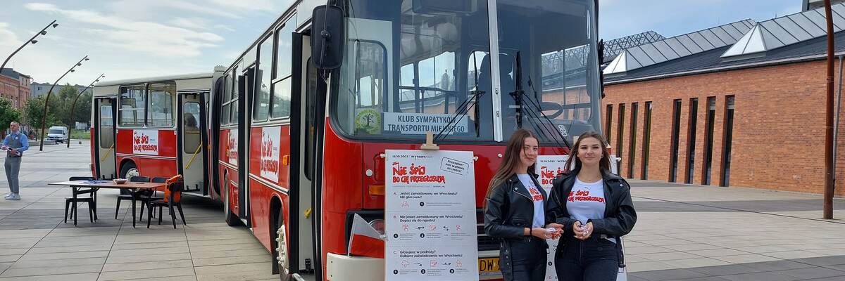Wrocław uruchamia mobilny punkt wyborczy. Zabytkowy Ikarus odwiedzi różne zakątki miasta [ZDJĘCIA]