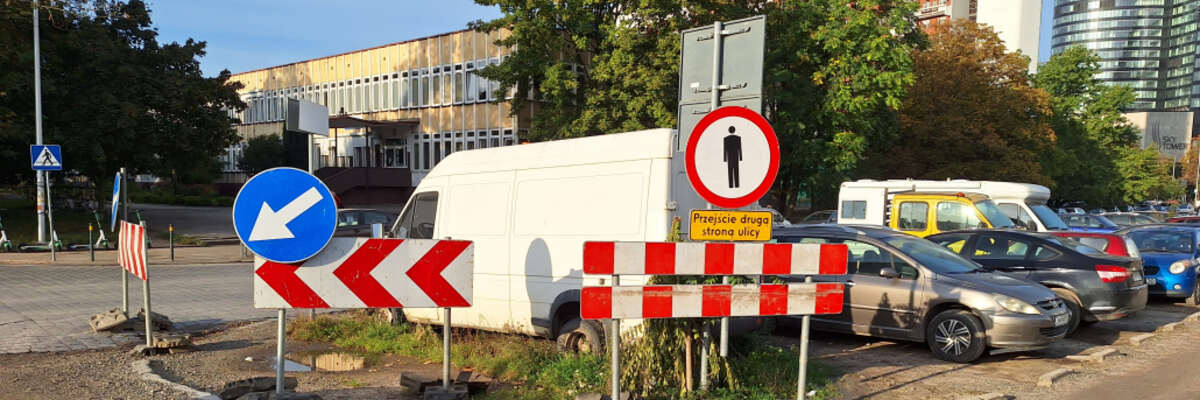 Ruszył remont chodnika koło Sky Towera. To inwestycja za milion złotych [ZDJĘCIA]