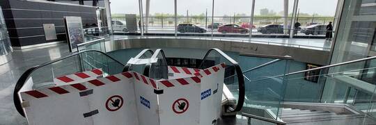 Tajemnicze drzwi na wrocławskim lotnisku. Za nimi jest podziemny tunel kolejowy