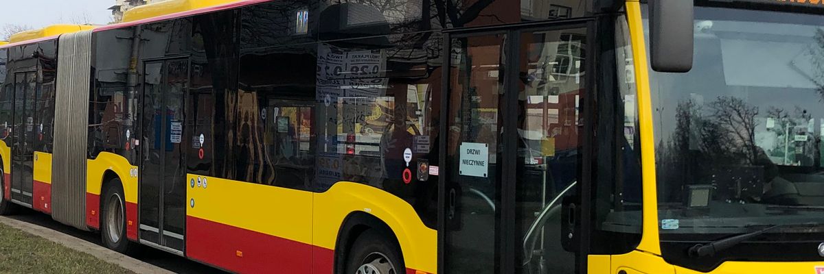 Wrocław: Jadąc Zwycięską, w autobusie usłyszymy odgłos konia. Oto niestandardowa zapowiedź przystanku [POSŁUCHAJ]