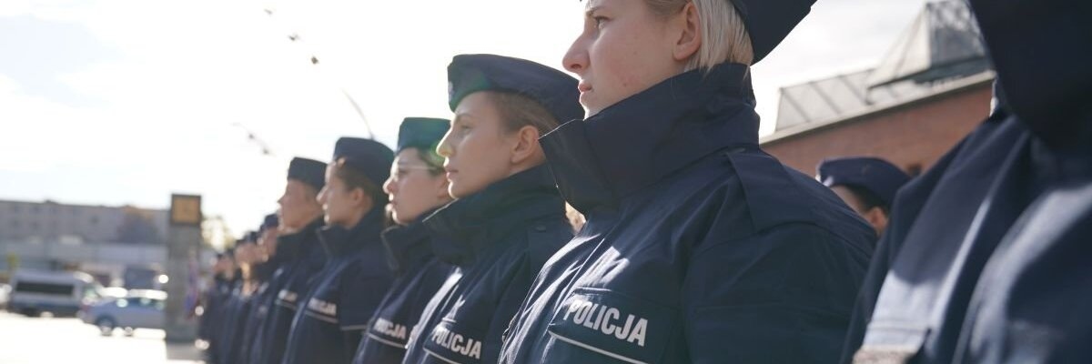 Wrocław: 60 nowych policjantów złożyło ślubowanie. Wiemy, na jaką pensję mogą liczyć [ZDJĘCIA]