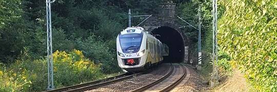 PKP wydrążyło tunel pod Wzgórzami Dziwiszowskimi. Inwestycja przyspieszy podróż z Wrocławia do Jeleniej Góry