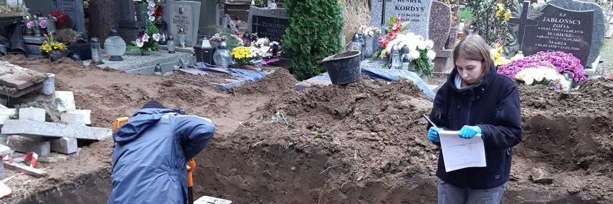 IPN rozkopał grób na Cmentarzu Osobowickim. Pochowano tam niezidentyfikowane ciała [ZDJĘCIA]