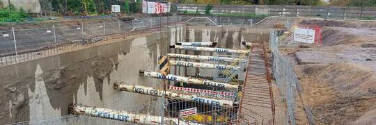 Wrocław będzie odzyskiwał ciepło ze ścieków. Na Szczepinie już wykopali 26-metrową dziurę na Wrompę [ZDJĘCIA]