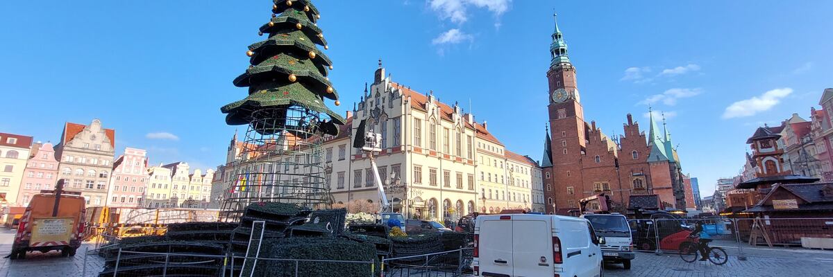 We Wrocławiu już budują choinkę i Jarmark Bożonarodzeniowy. Kiedy otwarcie? [ZDJĘCIA]