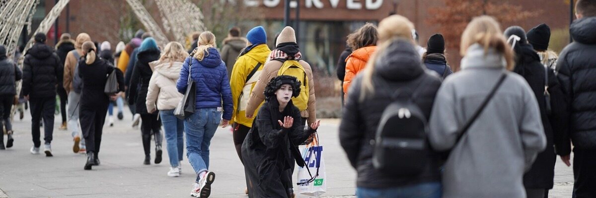 „Czarne Wdowy” we wrocławskiej galerii handlowej. Miały być wyrzutem sumienia dla trwoniących pieniądze w Black Friday [ZDJĘCIA]