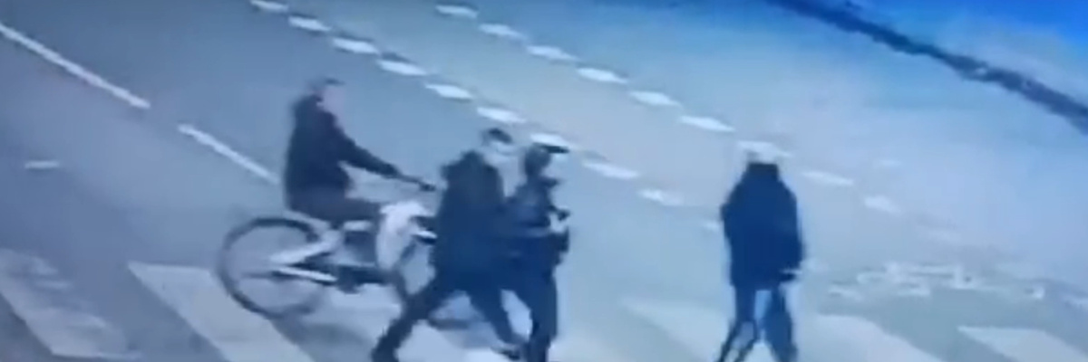 Wrocław: W centrum Wrocławia brutalnie pobito 26-latka. Policja szuka osób z nagrania [MONITORING]