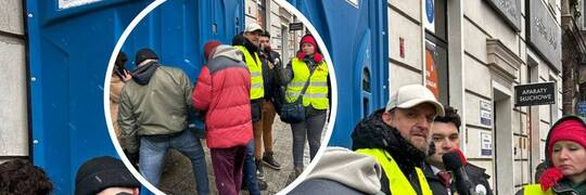Protest przy Piłsudskiego. Aktywiści przez kilka minut podnosili toi-toia. O co im chodziło? [ZDJĘCIA]