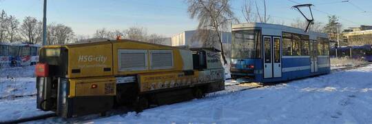 Po Wrocławiu jeździ tramwaj z nietypowym wagonem. Rozpoczęło się wielkie szlifowanie torów [ZDJĘCIA]