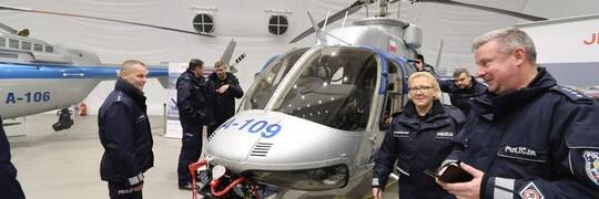 Wrocławscy policjanci dostali nowy śmigłowiec. Ma pomóc w ściganiu piratów drogowych [ZDJĘCIA]