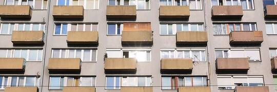 Okna aluminiowe czy PCV – które wybrać do mieszkania w bloku?