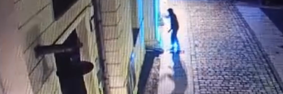 Kamera nagrała chuligana, który w Sylwestra zdewastował wrocławską synagogę. Zobacz, może go poznajesz [WIDEO]