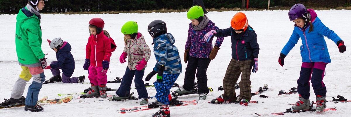 Dzieci z wrocławskich domów dziecka spędzą tydzień z gwiazdą sportów zimowych. „Jeżeli wejdą do świata snowboardingu, to snowboarding wyciągnie do nich rękę” [WYWIAD]