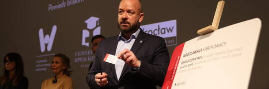 Jacek Sutryk podpisał kartę dawcy organów. Zachęca do tego wszystkich wrocławian