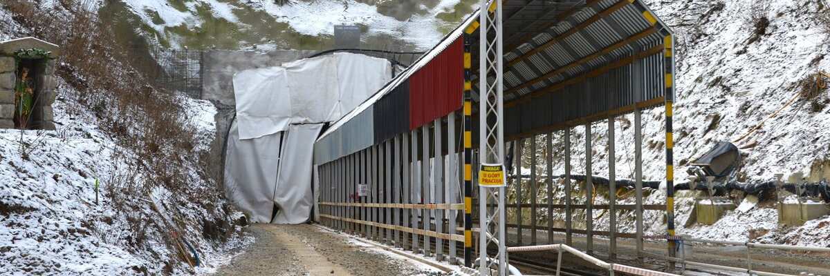 PKP poszerza tunel na trasie Wrocław – Jelenia Góra. Zobacz zdjęcia z budowy [FOTOGALERIA]