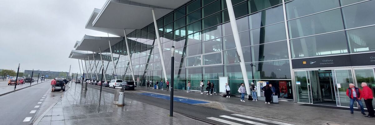 Wrocław: 32-latek wtargnął na lotnisko. Zagroził obsłudze śmiercią, miał w torbie przedmiot przypominający broń