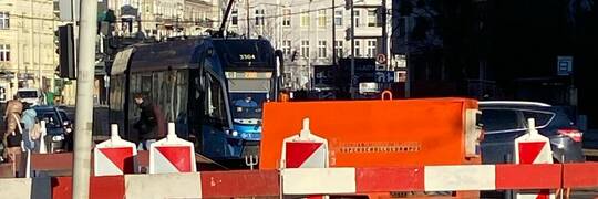 Remont na Rondzie Reagana. Robotnicy zmieniają peron, tramwaje trasy