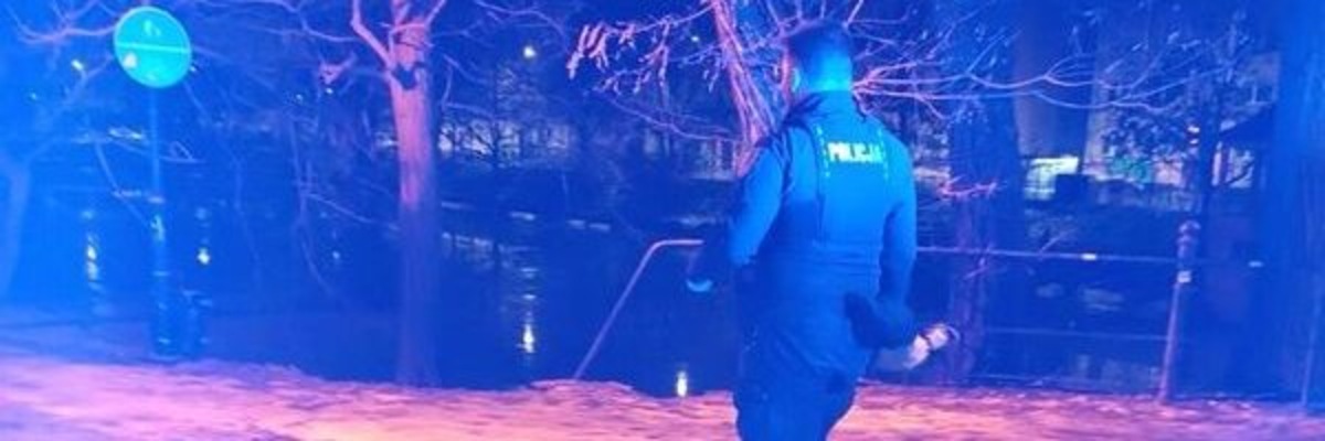 Nocna interwencja policji we Wrocławiu. Kobieta weszła do fosy i w niej utknęła