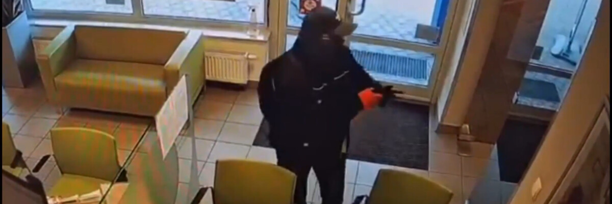 Dwa napady na bank przy Kamiennej w pół roku. Stoi za nimi ta sama osoba [WIDEO]