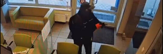 Dwa napady na bank przy Kamiennej w pół roku. Stoi za nimi ta sama osoba [WIDEO]