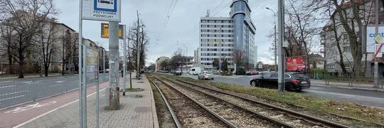 Wrocław: 78-latek w samej piżamie spacerował środkiem torowiska