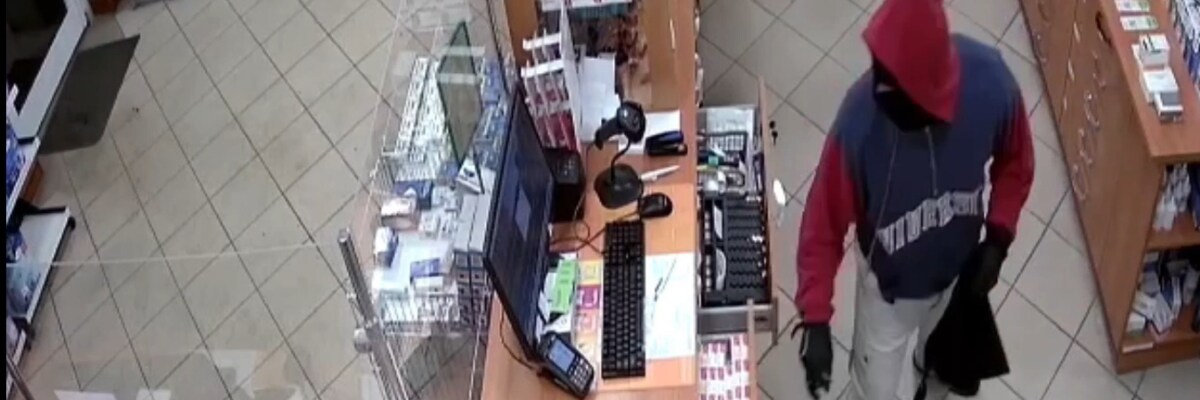 Zamaskowany bandyta napada na apteki we Wrocławiu. Mamy zapis z monitoringu [WIDEO]