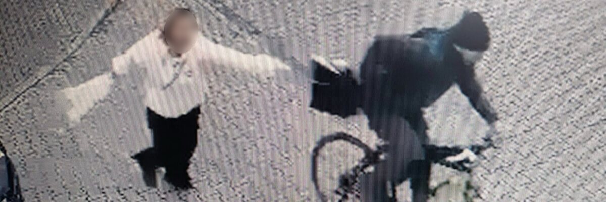 Wrocław: Rowerzysta wyrywał kobietom torebki. Mamy nagranie z monitoringu [WIDEO]