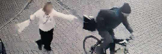 Wrocław: Rowerzysta wyrywał kobietom torebki. Mamy nagranie z monitoringu [WIDEO]