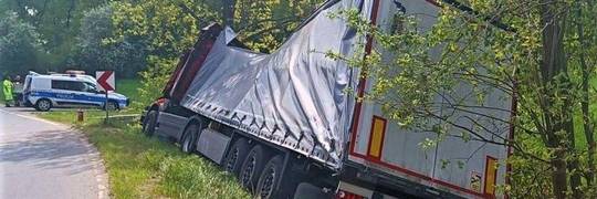 Niebezpieczny wypadek pod Wrocławiem. Pijany kierowca siedział w palącej się ciężarówce