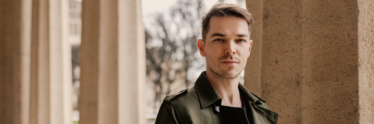 Każda książka wymaga ofiary, najczęściej z autora. Adam Kopacki opowiada o „Życiu za bestseller”