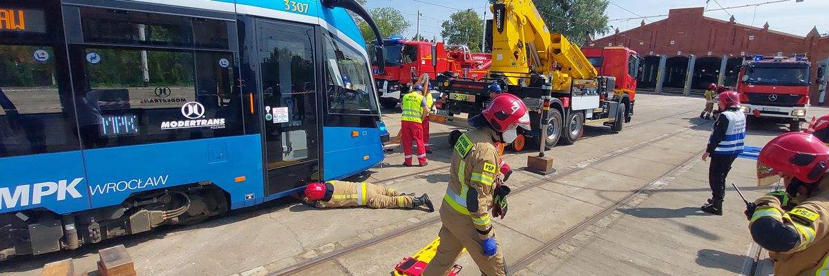 Człowiek pod tramwajem. Zobacz, jak wygląda akcja ratownicza strażaków [ZDJĘCIA, WIDEO]