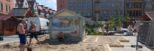 Na wrocławskim Rynku powstaje piaszczysta plaża. Od piątku będzie można się na niej opalać [ZDJĘCIA]