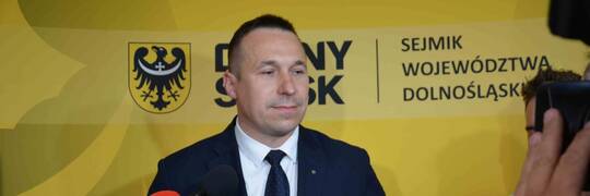 Paweł Gancarz wybrany ponad podziałami. Na nowego marszałka z PSL głosowali radni PiS i KO