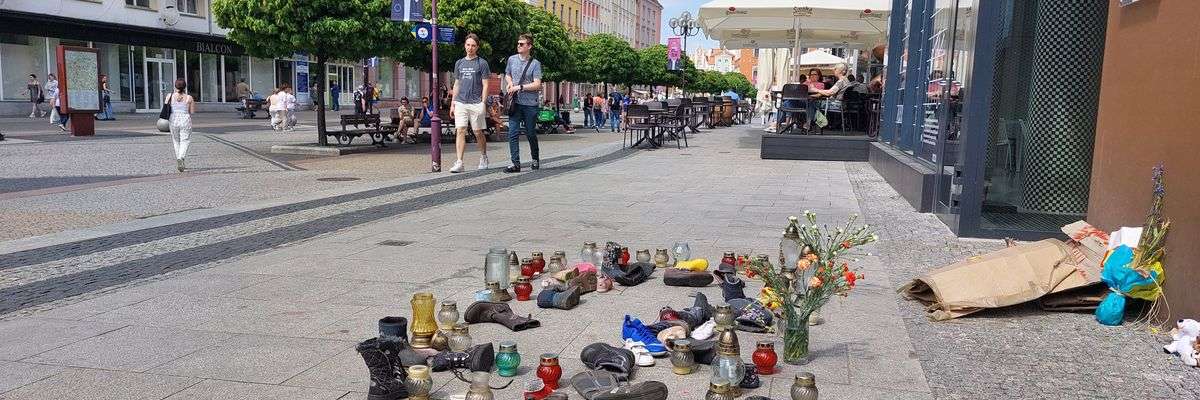 Wrocław: Porozrzucane buty i znicze koło Barbary na Świdnickiej. O co chodzi? [ZDJĘCIA]