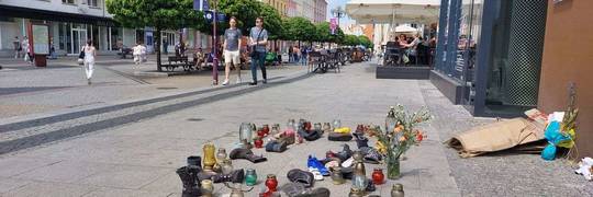 Wrocław: Porozrzucane buty i znicze koło Barbary na Świdnickiej. O co chodzi? [ZDJĘCIA]