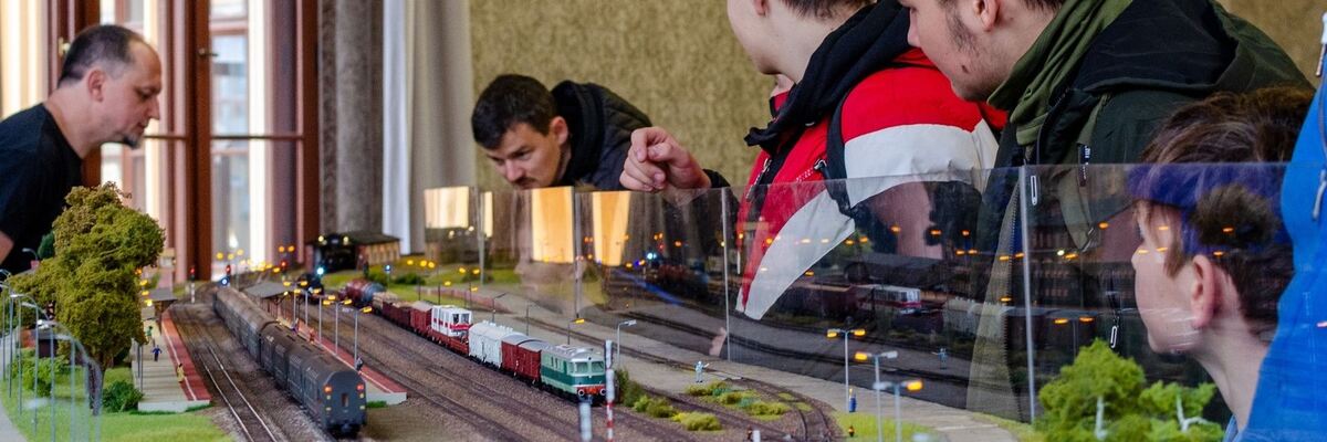 Na dworcu Wrocław Główny stanęła ogromna makieta kolejowa. 1 i 2 czerwca wstęp bezpłatny! [ZDJĘCIA]