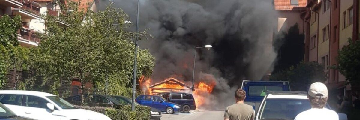 W pożarze na Partynicach spalił się samochód niepełnosprawnego artysty. Wrocławianie zrzucają się na jego naprawę